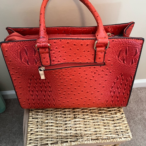 NWOT 4 piece handbag/tote set with straps in Faux Crocodile- ORANGY-RED - NEW - Picture 3 of 13